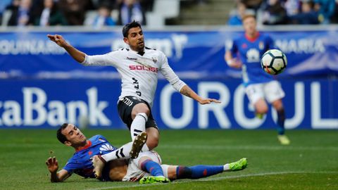 Linares Real Oviedo Albacete Carlos Tartiere.Linares trata de rematar un centro ante el Albacete