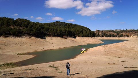 Los restos del antiguo pueblo de Pearubia han quedado al descubierto por la ausencia de agua en el embalse de Guadalteba, en Mlaga