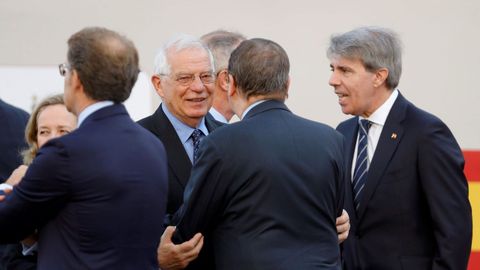 Desfile del Dia de la Fiesta Nacional: Borrell saluda a varios presidentes autonómicos