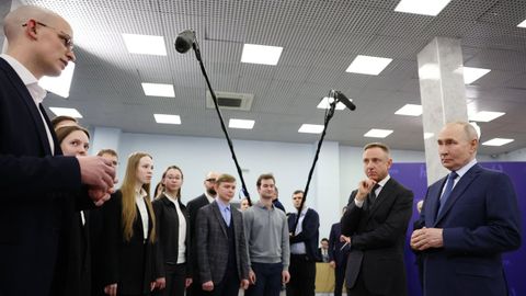 El presidente ruso, Vladimir Putin, con estudiantes y graduados durante una visita al Instituto de F�sica y Tecnolog�a de Mosc� (MIPT) en Dolgoprudny, Mosc�, el pasado mes de enero.