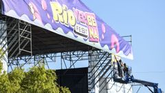 Operarios, este martes, trabajando en uno de los escenarios del Festival Ro Verbena Fest de Pontevedra