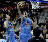 Manu G�mez captura un rebote ante el B�squet Coru�a.