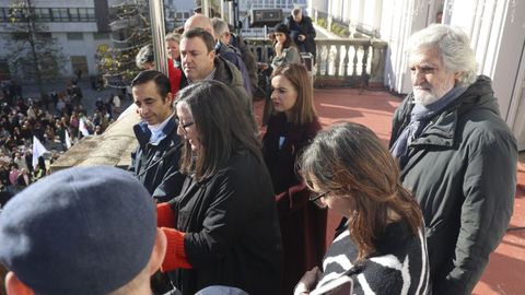 Chelo Loureiro, en el balcón del Ayuntamiento, leyendo la primera parte de la declaración institucional
