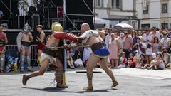 La praza de Santa Mar�a acogi� una representaci�n de las luchas de gladiadores.