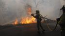 Bomberos forestales en Lornís (Pantón), el 18 de septiembre, el día que empezó ese incendio