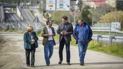 El alcalde de Caldas, Jacobo P�rez, con el secretario xeral del PSdeG, Jos� Ram�n G�mez Besteiro, y dos concejales, este mi�rcoles en A Volta da Pedra, en Saiar