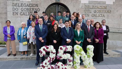 Imagen de los galardonados en la edición del 2024 ante las dependencias de la Delegación de Gobierno en Galicia