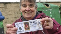 Una vecina de Villaman�n muestra una de las participaciones premiadas con el gordo de Navidad