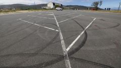 Marcas en la zona de la explanada pr�xima al paseo mar�timo de Razo, Carballo.