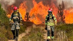 Un momento del trabajo de las brigadas que en algunos momentos se enfrentaron a llamas de una altura considerable