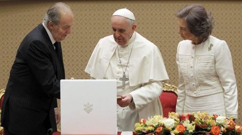 Los reyes de Espa�a, don Juan Carlos y do�a Sof�a, fueron recibidos en Audiencia en abril del a�o pasado.