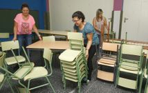 Miembros de la ANPA del G�ndara-Sof�n preparan el comedor escolar del centro. 