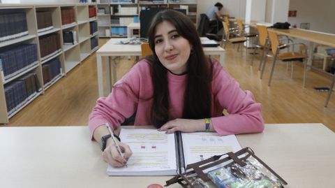 Lucía Gómez repartía su jornada de estudio entre su casa y la biblioteca Rosalía de Castro.