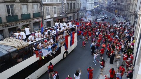 Fiesta del ascenso de la UD Ourense. Un autob�s descapotable lleva al equipo por las calles de la ciudad.