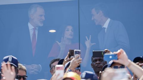 El rey Felipe VI y la reina Letizia hablan con el presidente del Gobierno, Pedro S�nchez