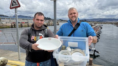 Sergio y Eligio Ferrad�s mostrando referencias de vajilla que han encontrado bajo las aguas de Rande.