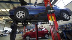 Un coche en un taller de autom&oacute;viles.