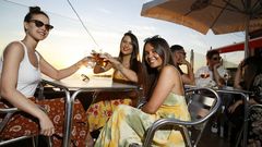 El cl�sico coru��s. M�sica de fondo, buen rollo y vistas al mar es la receta que ofrece O Porti�o. Este local, situado en el tramo final del paseo mar�timo, congrega cada atardecer en su terraza a multitud de coru�eses que saben que este lugar es uno de los mejores miradores de la ciudad para disfrutar de la puesta de sol