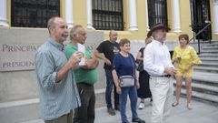 Xuan Valladares (2d), portavoz de Asturias Ganadera, ofrece una rueda de prensa para reclamar al presidente del Principado, Adri�n Barb�n, una reuni�n en la que abordar los problemas que vive el sector en el exterior de Presidencia del Principado