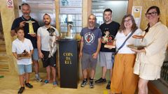 Jos� Manuel Riveiro, o mozo Mart�n Riveiro, Jos� Caama�o, Nacho Quintela, �lex Nespereira, Ruth Gonz�lez e Sonia Gude, no acto de presentaci�n dos trofeos