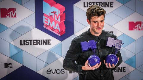 El cantante canadiense Shawn Mendes con sus galardones...