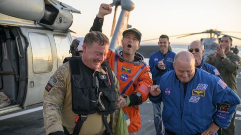 Reid Wiseman, comandante de Artemis 2, es ayudado a salir de la cubierta.