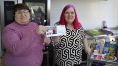 Elena (izquierda) y Albina (derecha) muestran el calendario de Sarela, donde son  protagonistas del mes de abril y reivindican su potencial como cocineras. El calendario anual no est� a la venta, se distribuye entre las familias y las personas, firmas e instituciones que colaboran con la asociaci�n de da�o cerebral.