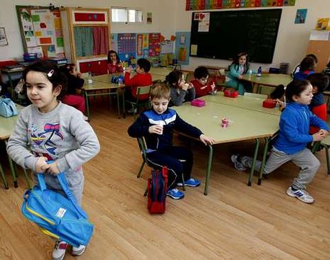 Los alumnos de Infantil de San Miguel, ayer acomod�ndose en su nueva aula de Tremoedo.