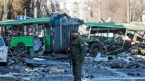 Un agente de polica vigila los alrededores de un edificio destruido por los bombardeos mientras contina el ataque de Rusia a Ucrania, en Kiev,