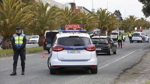 Los agentes de la autoridad pueden exigir el certificado de la empresa para justificar el desplazamiento. En la foto, un control este martes en Santiago