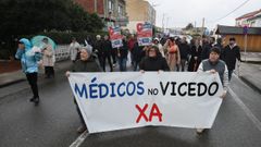 Los participantes en la marcha recorrieron el centro urbano de O Vicedo reclamando al Sergas que dote al centro de salud de m�dicos de manera estable