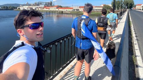 Caminando a su paso por Padr�n, camino de Santiago