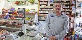 Fruta, carne, detergente y... tabaco. Tomando ejemplo de los casi extintos ultramarinos, Luis Alberto ofrece de todo en su tienda. No cierra ning�n d�a del a�o, ni siquiera los festivos. 