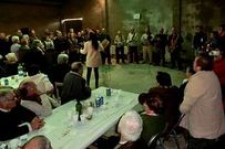 Vecinos de Mom�n disfrutando de una fiesta de fin de a�o.