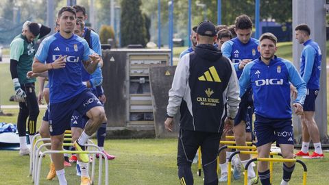 Los jugadores del Oviedo calientan en El Requexn