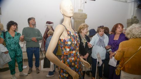 Exposición de vestidos con materiales de reciclaje que se puede ver en la Capela de Santa María de Lugo