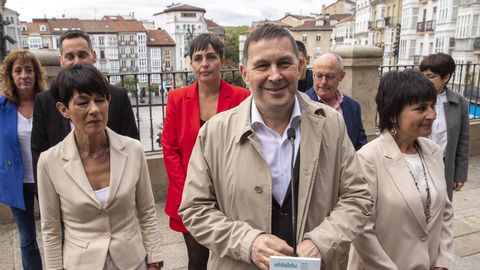 Arnaldo Otegi, lder de Bildu, con los candidatos de su formacin a las principales alcaldas vascas y a las tres diputaciones provinciales de su comunidad