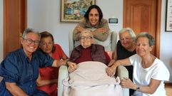 De izquierda a derecha: Purificaci�n Gonz�lez Gonz�lez, Hortensia Gonz�lez Gonz�lez, Delia Gonz�lez Courel, Sylvia Vidal Gonz�lez ?de pie?, Mar�a Lidia Gonz�lez Gonz�lez y Mar�a de los �ngeles Gonz�lez Gonz�lez, en su casa de Sanxenxo