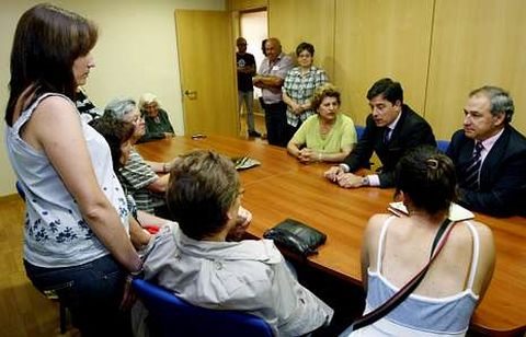 Primera firma de las expropiaciones de terrenos para Pacadar, en junio del 2011.