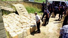 Decenas de agentes participaron en la retirada de los 187 fardos de coca&iacute;na localizados en una vivienda en construcci&oacute;n de San Isidro de Posmarcos en 1999