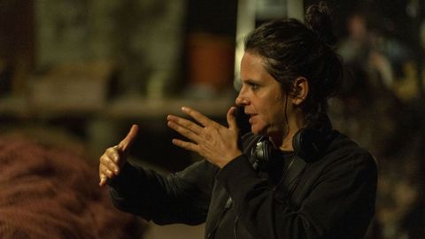 «O corno», dirigido por Jaione Camborda (en la foto, durante el rodaje), es el primer filme gallego que lucha por la Concha de Oro.
