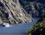 Os turistas poden gozar dun paseo en catamar�n. 
