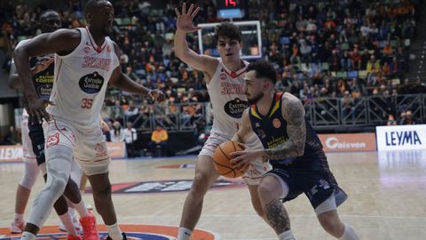 D&iacute;dac Cuevas, durante el partido ante el COB, con la mejor entrada del curso en el Coliseum. 