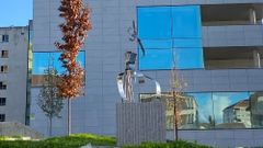 Escultura en el CHUO que homenajea a la enfermer�a en el centenario del colegio profesional de Ourense