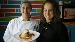 As d�as socias do C�rcuma amosando unha das s�as tapas elaboradas