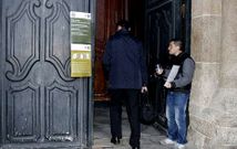 En la Catedral se colocaron carteles advirtiendo que no se puede acceder con bultos.