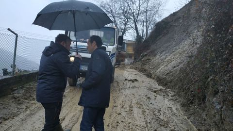 El consejero de Presidencia y Participacin Ciudadana, Guillermo Martnez, con el alcalde de Laviana, Julio Garca, visita la zona afectada por las riadas