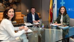 El alcalde de Laxe, Francisco Charl�n, en la reuni�n con la conselleira �ngeles V�zquez