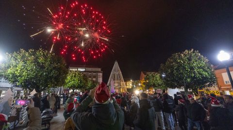 Hasta fuegos artificiales hubo en el encendido navide�o de Camari�as