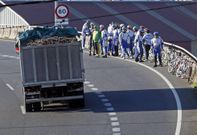 Los ciclistas piden que en lugar de impedirles circular se reduzca la velocidad en la autov�a. 